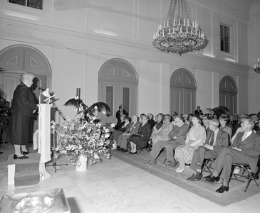 884866 Afbeelding van de bijeenkomst ter gelegenheid van de uitreiking van koninklijke onderscheidingen aan ...